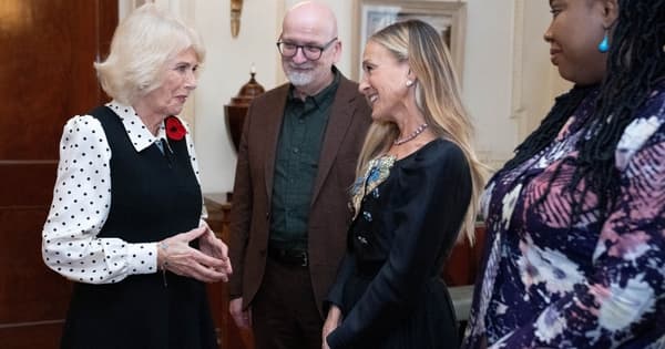 Sarah Jessica Parker eclipsa a la reina Camila con su estilo