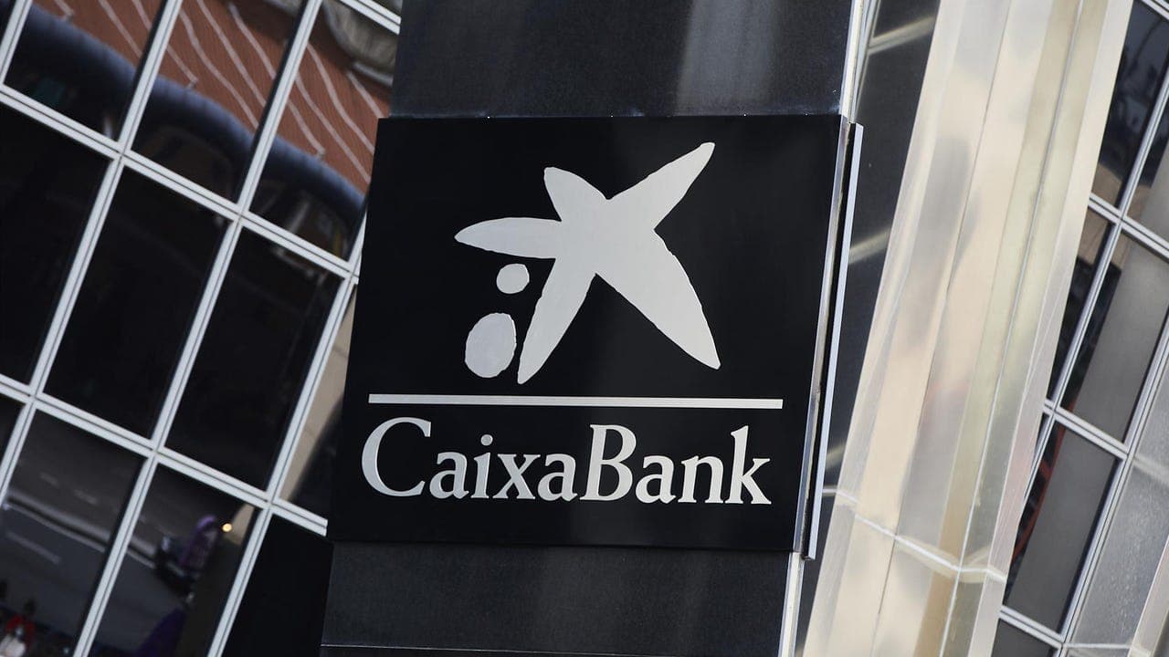 CaixaBank reparte 3.499 millones mientras la gente sufre