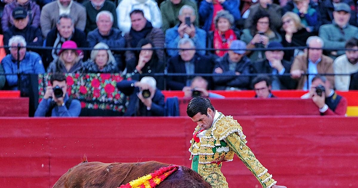 De Justo triunfa en Valencia pese a gritos fascistas